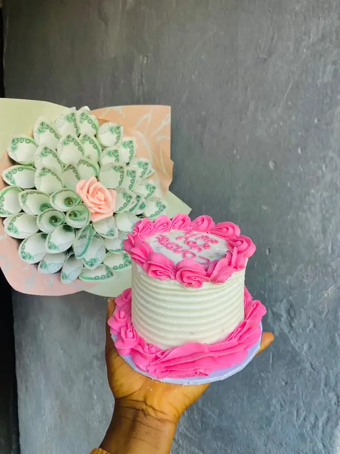 Money bouquet with a pink bento cake