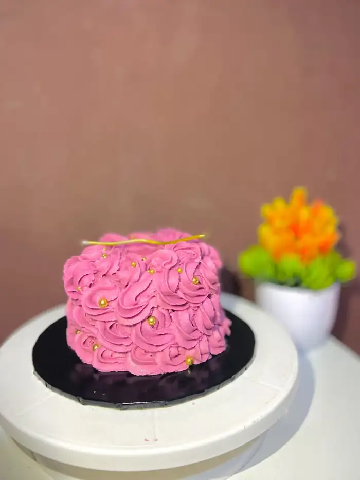 Pink rosette cake with gold pearls